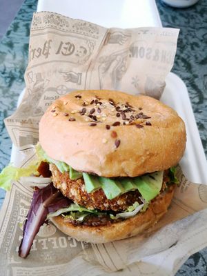 When the fresh burger looks better than on the pictures🤩 at Armoniia 2 Xefs in Barcelona