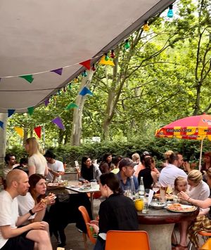 lovely garden at Al Catzone Pizza Napovegana in Berlin