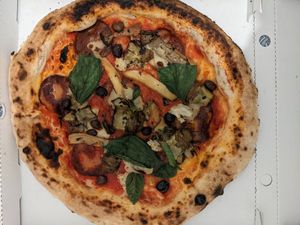 Capricciosa with tomatoes, artichokes, mozzarella, mushrooms, black olives, vegan salami, basil and virgin olive oil (14.50€) - 5/5. at Al Catzone Pizza Napovegana in Berlin