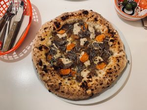 truffle pizza  at Al Catzone Pizza Napovegana in Berlin