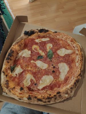 Lizzo pizza at Al Catzone Pizza Napovegana in Berlin