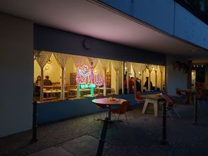 Outside Al Catzone the cheeky Cheshire grins brightly at Al Catzone Pizza Napovegana in Berlin