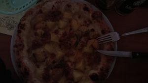 Pizza Helmut (mit Rosmarin-Kartoffeln und veganem Hack) at Al Catzone Pizza Napovegana in Berlin