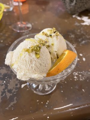 Vanilleeis mit Olivenöl  at Al Catzone Pizza Napovegana in Berlin