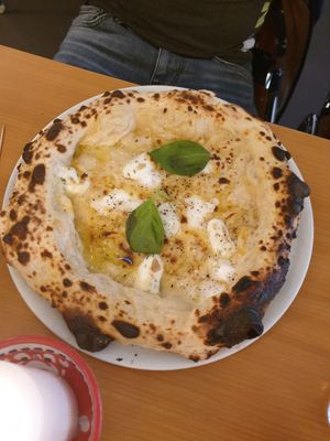 Quattro formaggi at Al Catzone Pizza Napovegana in Berlin