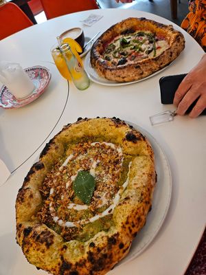 Vegan pizza with vegan-tuna - unbelievably good at Al Catzone Pizza Napovegana in Berlin