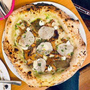 Trüffel Pizza at Al Catzone Pizza Napovegana in Berlin