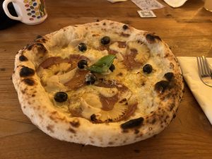 AV Pizza ohne jalapenos  at Al Catzone Pizza Napovegana in Berlin