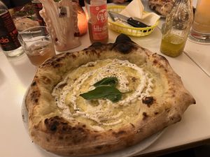 Käse Pizza mit 5 Veganen Käse Sorten   at Al Catzone Pizza Napovegana in Berlin