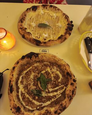 Thunfischpizza und 5-Käse-Pizza (sehr authentischer Geschmack!) at Al Catzone Pizza Napovegana in Berlin