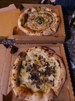 Trüffel, Pilze und Pistazien, schinken, Kardamom at Al Catzone Pizza Napovegana in Berlin