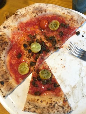 Marinara: Pizza mit Tomaten und frittierten Kapern, dazu Chili- und Knoblauchöl  at 485Grad - Filiale Südstadt in Cologne