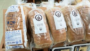 Vegan bread at Hunza Maul 훈자건강마을 in Seoul