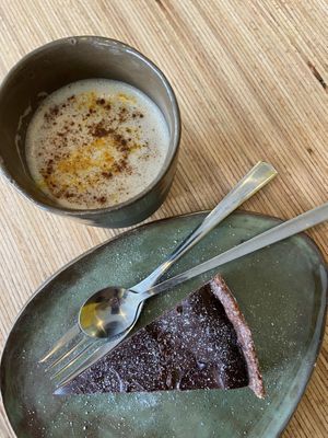 Chai latte met lokale kruiden en superlekkere chocoladetaart.   at Pachamama in Hannut