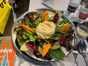 Delicious hummus and green bean salad at Veggie Garden - Dels Angels in Barcelona