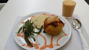 Economic combo (6.95 €): main dish (stuffed potato with vegan cheese and vegetables) + smoothie (fresh fruits with almond milk) at Veggie Garden - Dels Angels in Barcelona