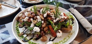 Vegan bread with feta and mushrooms at FARSØ in Bremen