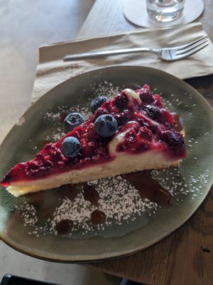 Raspberry hazelnut cake - 3,60€ - delicious af at gutebohne ESPRESSOBAR in Cologne