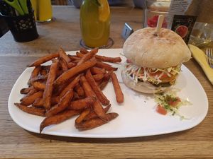White vegan burger with sweet potato fries at Tommy's Braterei in Bad Kissingen
