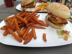 Red vegan burger at Tommy's Braterei in Bad Kissingen