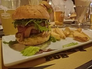 Panino Ortolano (burger Beyond meat, porcini, rucola, crema di piselli e basilico) + patatine e maionese veg at Donkey Pub in Vedelago