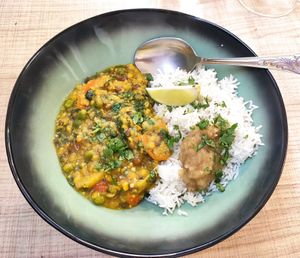 Veľká porcia vo veľkom tanieri at Monáda Bistro in Senica