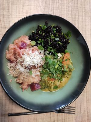 Ak si zákazník nevie vybrať môže si objednať Kombo: Zelené jemne pikantné kari, čierna ryža + Krémové rizoto z červenej repy, pekanové orechy at Monáda Bistro in Senica