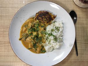 Kombo: zeleninové kari so špenátom, mandľami, ryžou, karfiolová placka at Monáda Bistro in Senica