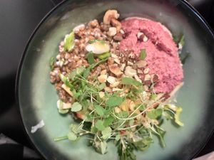 Superfood bowl s humusom z červenej repy, mix zeleného šalátu, zrná Dvojzrnky, jablká, zálievka z tahini pasty a vysoko kvalitného olivového oleja (EVOO), kešu at Monáda Bistro in Senica