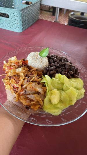 Tinga de col con ensalada de pepinos, arroz y frijoles.  at La Selva de los Gatos in Oaxaca