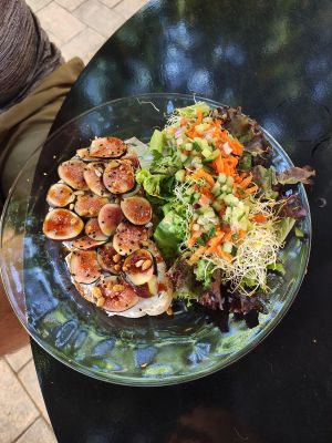 Tostadas higos con queso filadelfia vegano,  una maravilla. at La Selva de los Gatos in Oaxaca