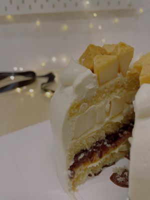 Vegan Red Bean Lemon Cake with Kinako Soymilk Mochi 純素紅豆豆腐麻糬蛋糕 (Photo by Lena Lee) at The White Cake in Kowloon