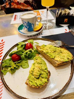 Avocado Toast ohne Ei   at La Lista Bistro in Venice