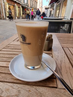 Oatmilk latte at La Lista Bistro in Venice
