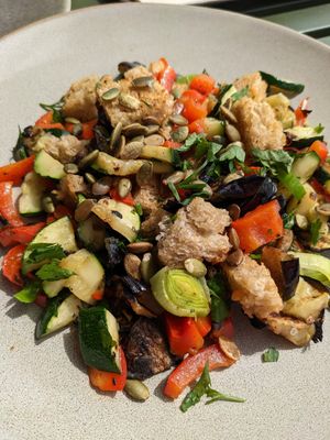 Salade légumes grillés at Land Food and Coffee in Funchal