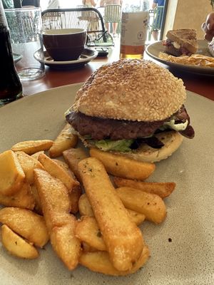 Beyond meat Burger mit Avocado oder Tomate  at Land Food and Coffee in Funchal