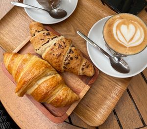 Oat flat white and chocolate croissant at Cafe Hanseatica in Tubingen