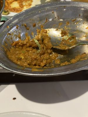 Fast aufgegessen, war zu lecker 🤤  Pürierte Aubergine mit Erbsen und kräftiger Soße  at Khana Khazana in Lindau