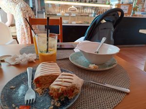 Jus frais, wrap de riz, soupe froides, ... Plutôt bon avec un côté healthy :) at Cantina do Bem in Caminha