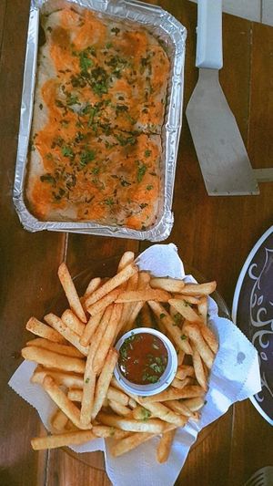 uma delícia, de lasanha de berinjela e abobrinha com carne de soja, batata frita PERFEITA e ketchup at Nabati Comida Vegana in Natal