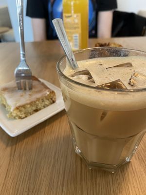 Iced Cappuccino mit Hafermilch  at Café August in Freiburg