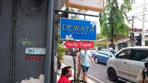 The sign from the main street at Tasty Vegan in Seminyak
