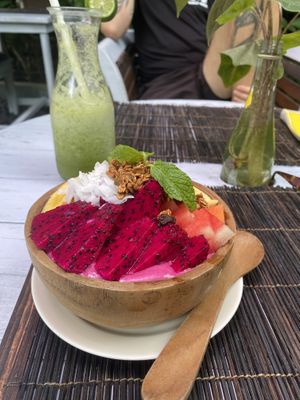 Smoothie bowl and healthy green juice   at Tasty Vegan in Seminyak