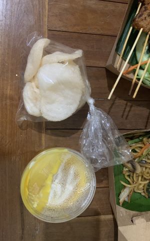 Crackers and soup  at Tasty Vegan in Seminyak