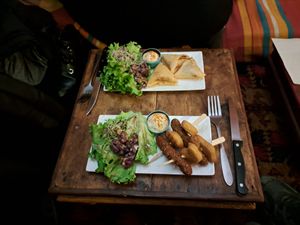 Brochettes et samoussas at Le Shanti in Dijon