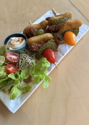 Les brochettes. Gefrituurde spiesjes met nuggets en ‘falafel'  at Le Shanti in Dijon
