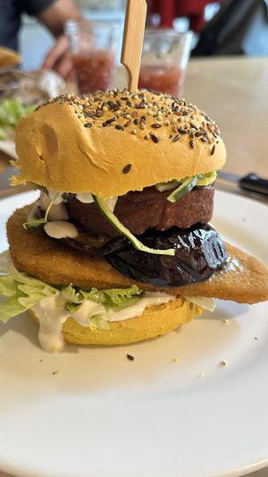 Le cannibale burger. With ‘steak’ and escalope wat eigenlijk een grote gefrituurde nugget is.  at Le Shanti in Dijon