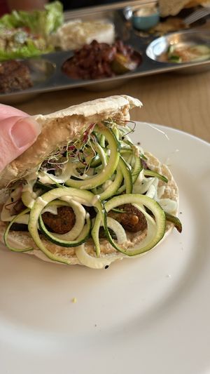 Pita falafel met heerlijke hummus, komkommer en pittige falafel. Niet geschikt voor kinderen   at Le Shanti in Dijon