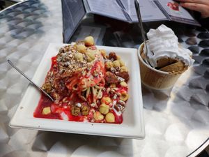 Veganes "Bremer Spaghettieis" und ein Eisbecher mit veganer Sahne at Eisfreude in Bremen