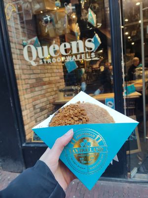 Estaba delicioso y lo hacen una maquina aparte at Van Holland Stroopwafels in Amsterdam